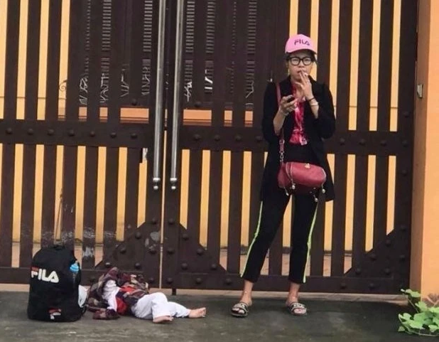 Trước đó, Bella từng khiến cư dân mạng "dậy sóng" với những hành động đối xử tàn nhẫn với con đẻ. Dù con chỉ mới vài tháng tuổi, nhưng Bella thường xuyên đưa cháu bé lang thang ngoài đường bất kể nắng mưa, ngày đêm.