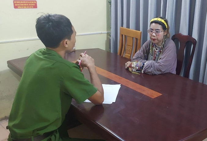 Mới đây nhất, "hot girl quỵt tiền" này được công an xã Yên Dương, huyện Hà Trung bàn giao cho Công an huyện Hậu Lộc điều tra về hành vi trộm cắp xe máy.