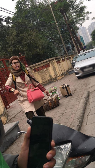 Có lần tái xuất trên địa bàn Quảng Ninh, Bella bị gia chủ tố bắt quả tang giở tính tắt mắt, liên tục trộm đồ của nhà dân bên đường. Bella còn ngang nhiên trộm tiền trên bàn thờ thần tài.