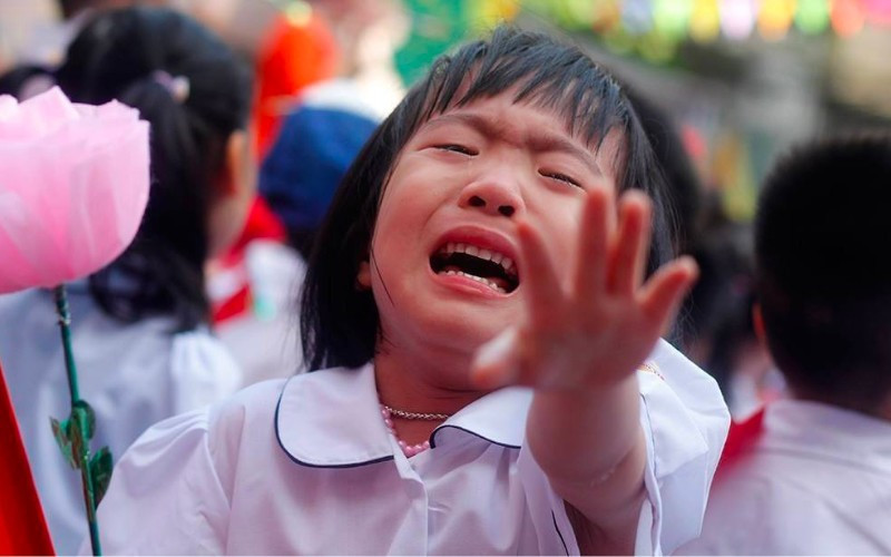Bên cạnh những khoảnh khắc nghiêm trang của ngày khai giảng, trên mạng nhiều phụ huynh còn chia sẻ thêm loạt biểu cảm cực hài hước của trẻ trong ngày đặc biệt này.