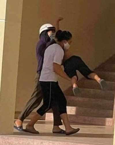 Khoảnh khắc "níu kéo" bố mẹ, vì không muốn đi học khiến ai nhìn vào cũng vừa buồn cười, vừa thương.