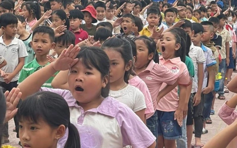 Những gương mặt thẫn thờ vì vẫn còn buồn ngủ, ngáp ngắn ngáp dài rồi mếu máo là khoảnh khắc vô cùng đáng yêu và đáng nhớ của các em trong ngày khai giảng.