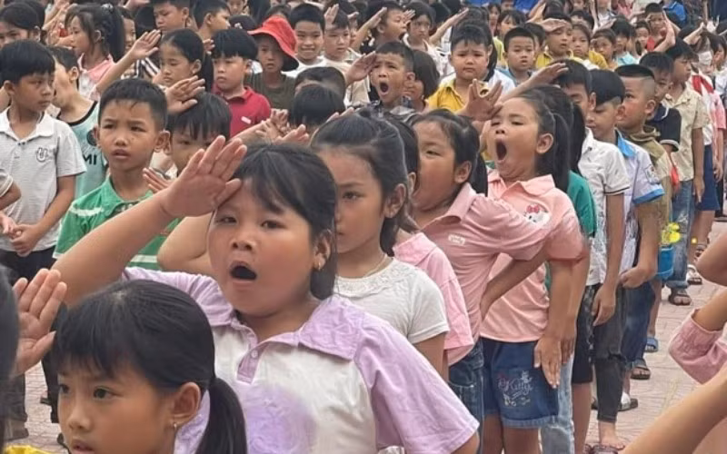 Những gương mặt thẫn thờ vì vẫn còn buồn ngủ, ngáp ngắn ngáp dài rồi mếu máo là khoảnh khắc vô cùng đáng yêu và đáng nhớ của các em trong ngày khai giảng.