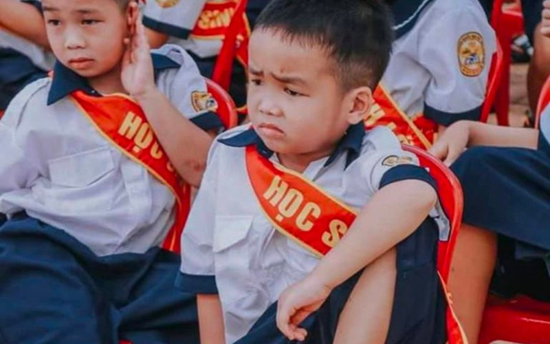 Nhìn biểu cảm của cậu bé này, chắc chắn ai cũng sẽ "cười xỉu" vì trông giống hệt như thầy hiệu trưởng khó tính đang đi dự giờ.