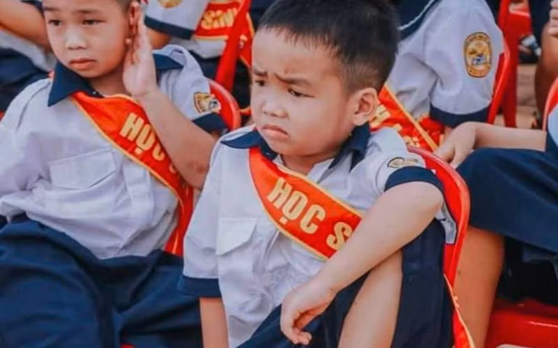 Nhìn biểu cảm của cậu bé này, chắc chắn ai cũng sẽ "cười xỉu" vì trông giống hệt như thầy hiệu trưởng khó tính đang đi dự giờ.