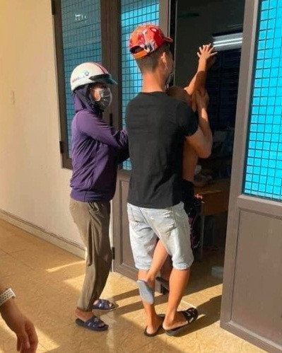 Có lẽ đây cũng là hình ảnh không còn xa lạ với nhiều gia đình khi đưa con đi học.