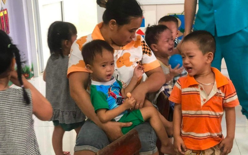 Dù nhiều bậc bố mẹ xót con, nhưng khi con đã đủ tuổi đến trường thì đây là thời điểm tốt nhất để con rèn luyện tính tự lập.