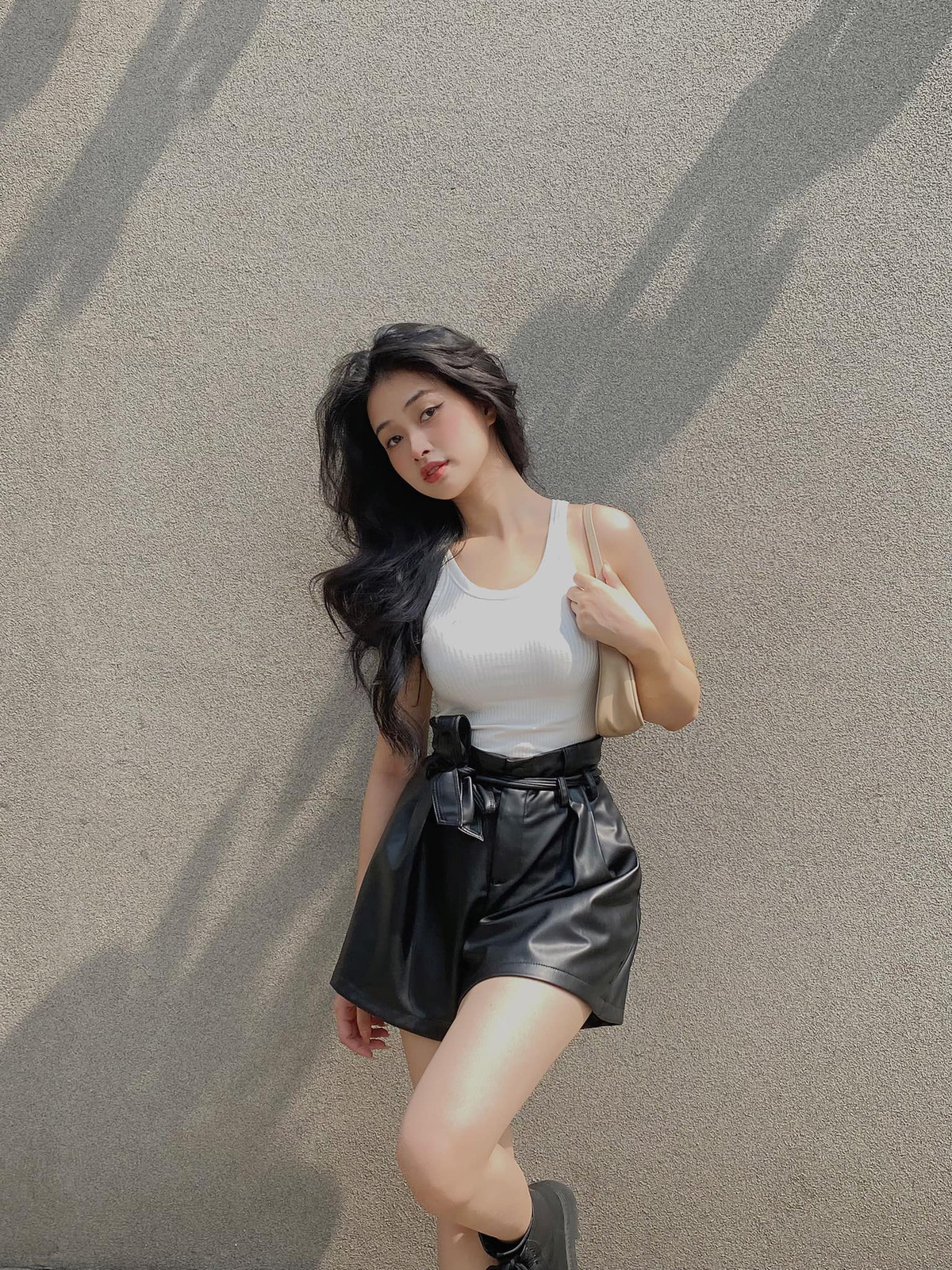 Từ những bộ đồ cũ trong tủ áo của mẹ, cô nàng đã lên ý tưởng, tham khảo nhiều nguồn rồi lại đi khắp nơi để lựa chọn những bộ trang phục thật đẹp nhưng không hề lỗi thời.