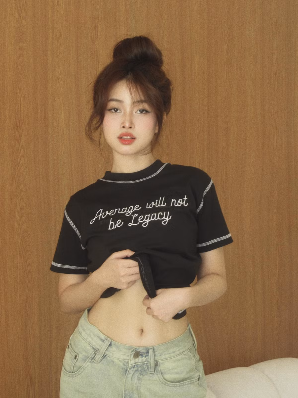 Cô không ngần ngại tạo dáng, để lộ vòng eo con kiến đáng mơ ước.