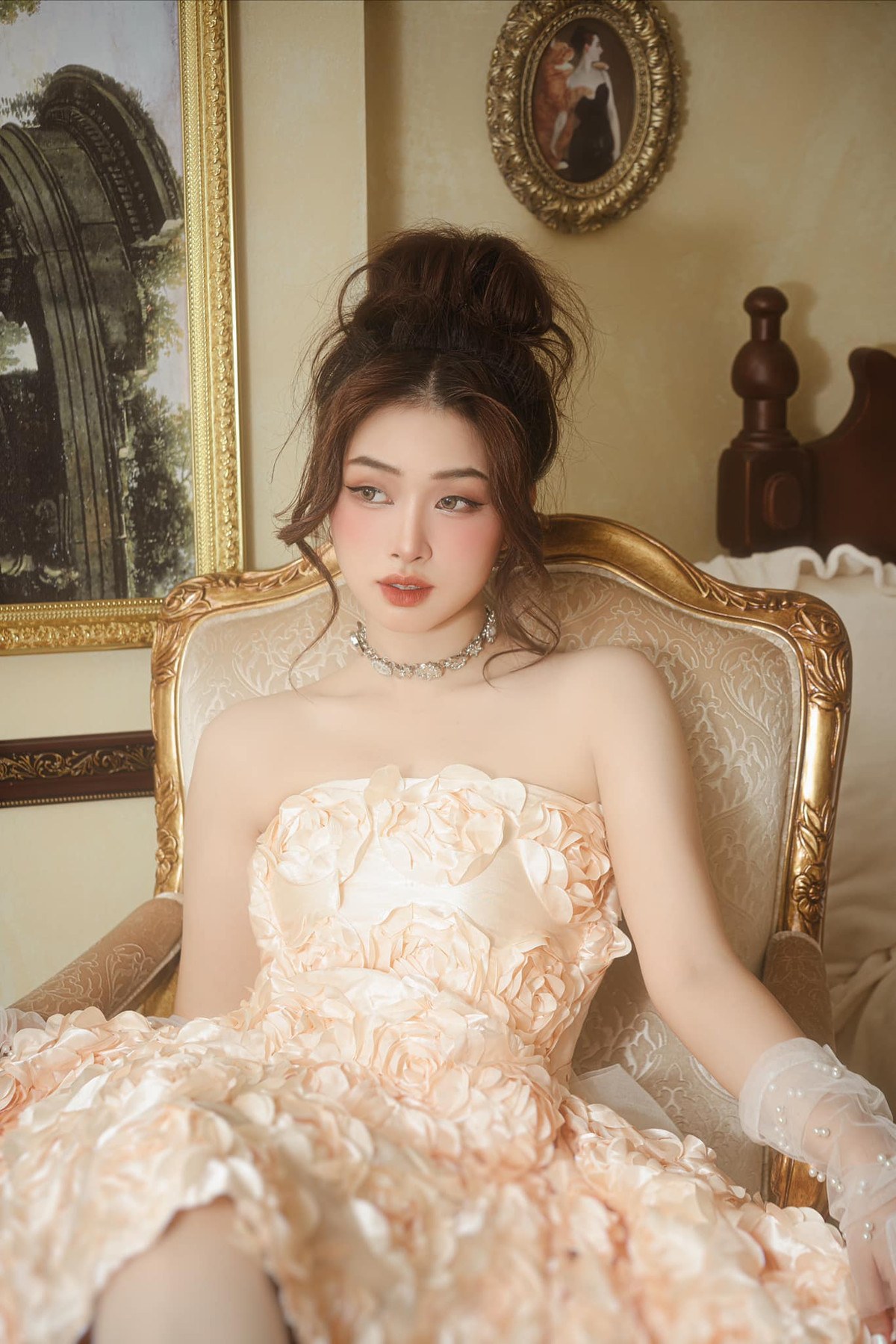 Hot girl 2K khiến mọi người phải dừng lại vài giây để ngắm nhìn vẻ đẹp cổ điển trên đoạn clip ngắn cạnh khu chợ cũ hay bộ ảnh được đầu tư chăm chút.