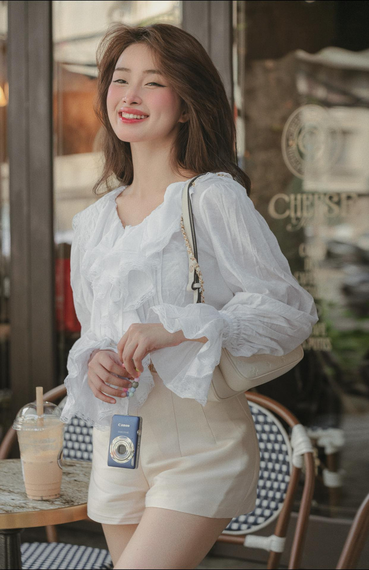 Thần thái xuất sắc cùng gu ăn mặc quá chuẩn giúp cô bạn luôn giữ được nét đẹp hiện đại, thu hút trong mọi khoảnh khắc, dù là đời thường hay khi tham gia photoshoot.