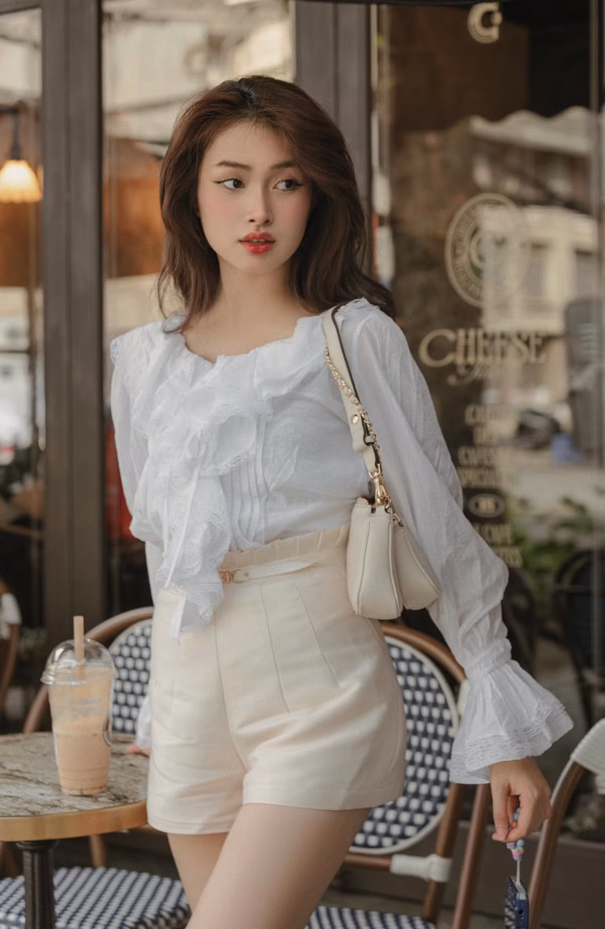 Dù suốt ngày chỉ diện quần jean, áo thun, áo sơ mi trắng kín bưng nhưng Mai Linh vẫn nhận được nhiều lời khen ngợi.