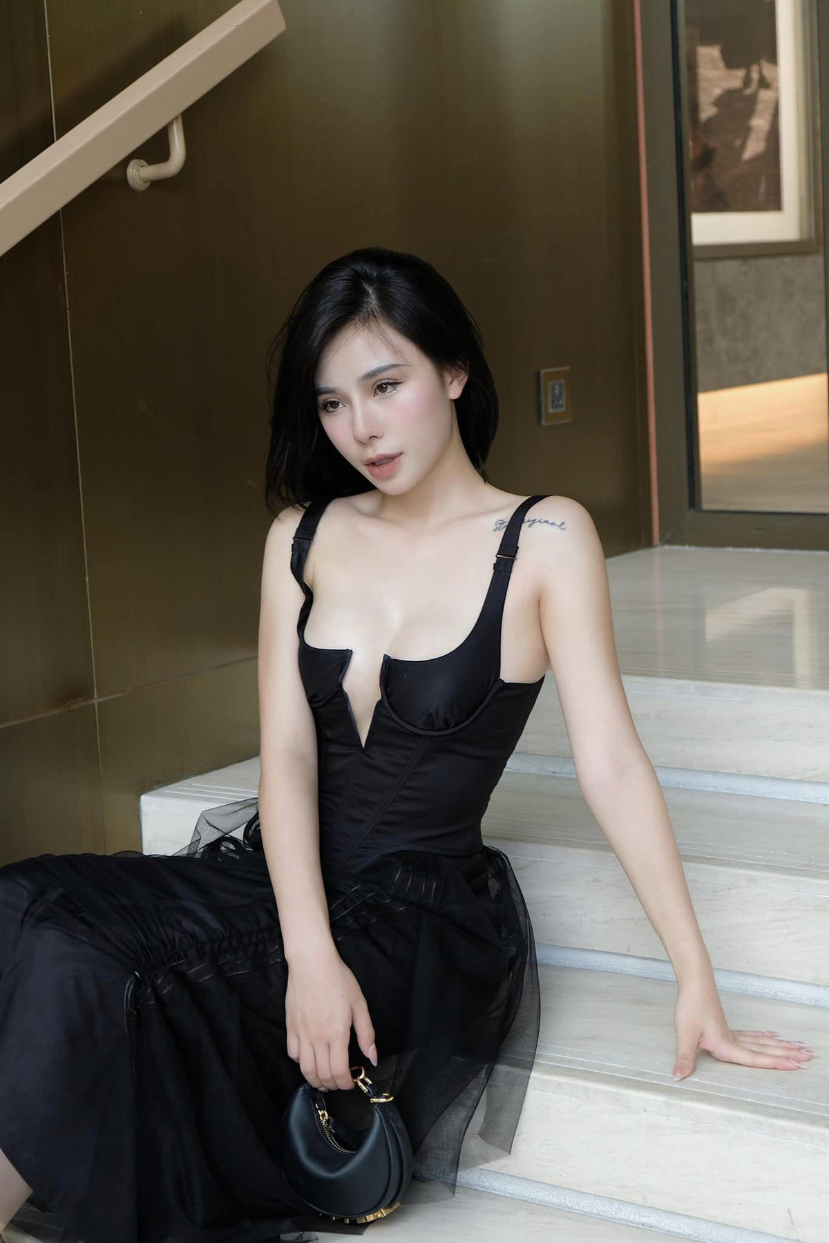 Cô luôn khoe vóc dáng nuột nà trong những item sành điệu, ôm sát đường cong, làm bao người nhìn vào phải trầm trồ.