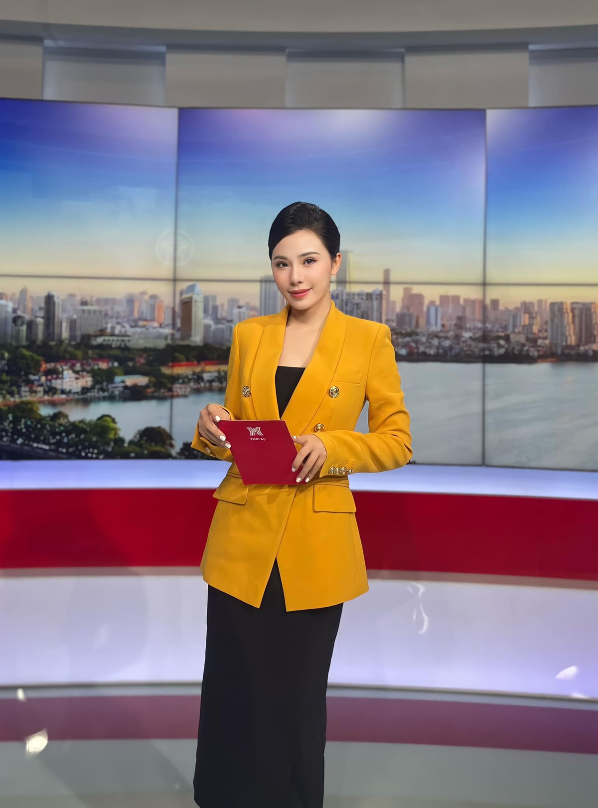 Sau khi trở thành MC Đài truyền hình Hà Nội, Minh Anh có sự thay đổi trong phong cách ăn mặc khi dẫn sóng.