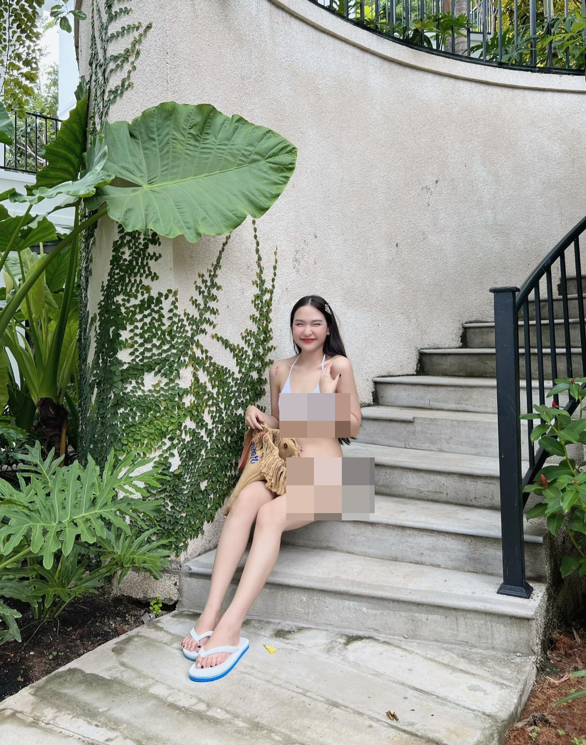 Trong ngày sinh nhật của mình, nàng WAG gốc Tây Nguyên tranh thủ khoe loạt ảnh diện bikini trắng, khoe body không thể nóng bỏng hơn.