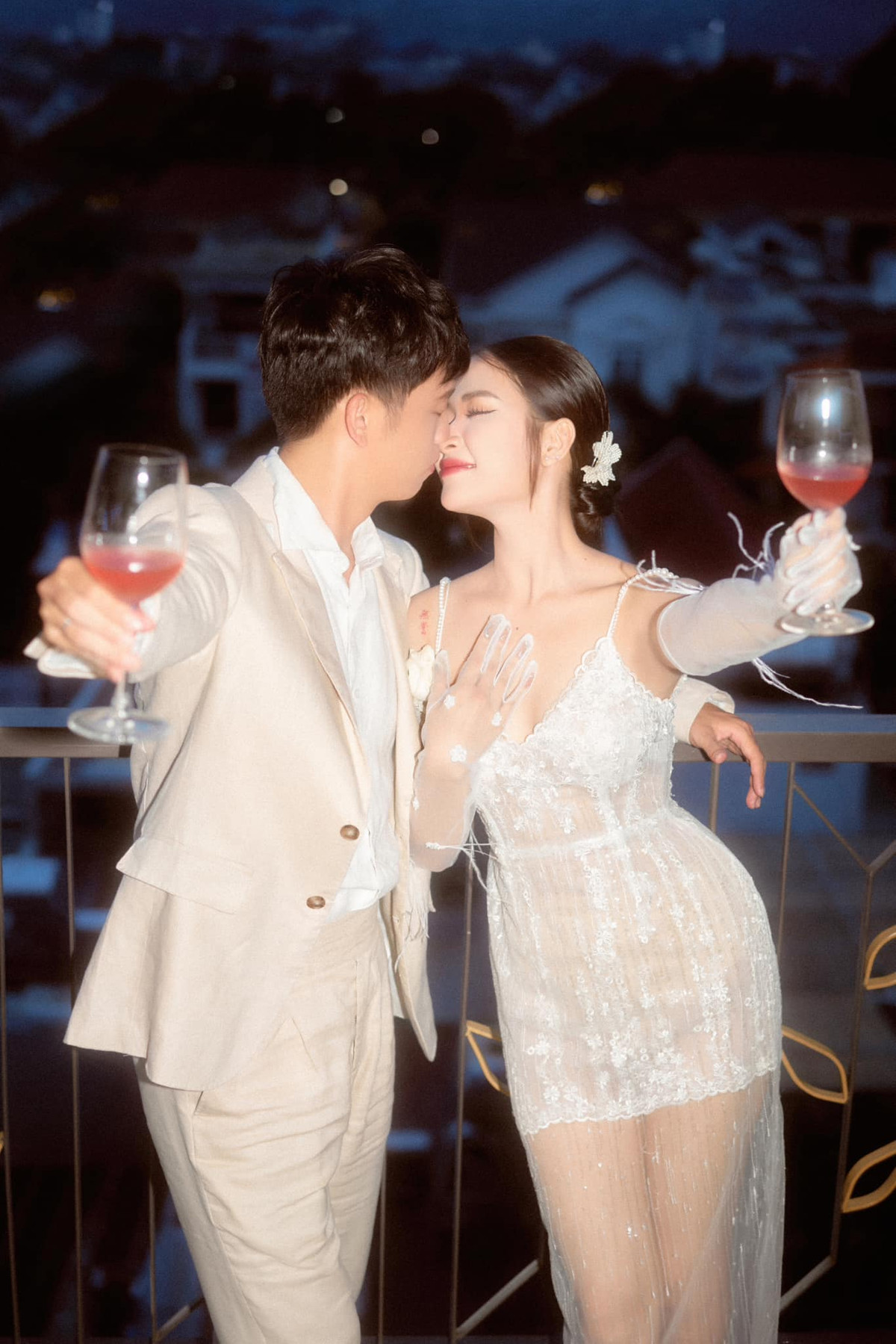 Vợ tiền vệ Trần Thanh Sơn sở hữu khuôn mặt xinh xắn, làn da trắng bóc, vòng eo con kiến và đôi chân dài miên man.