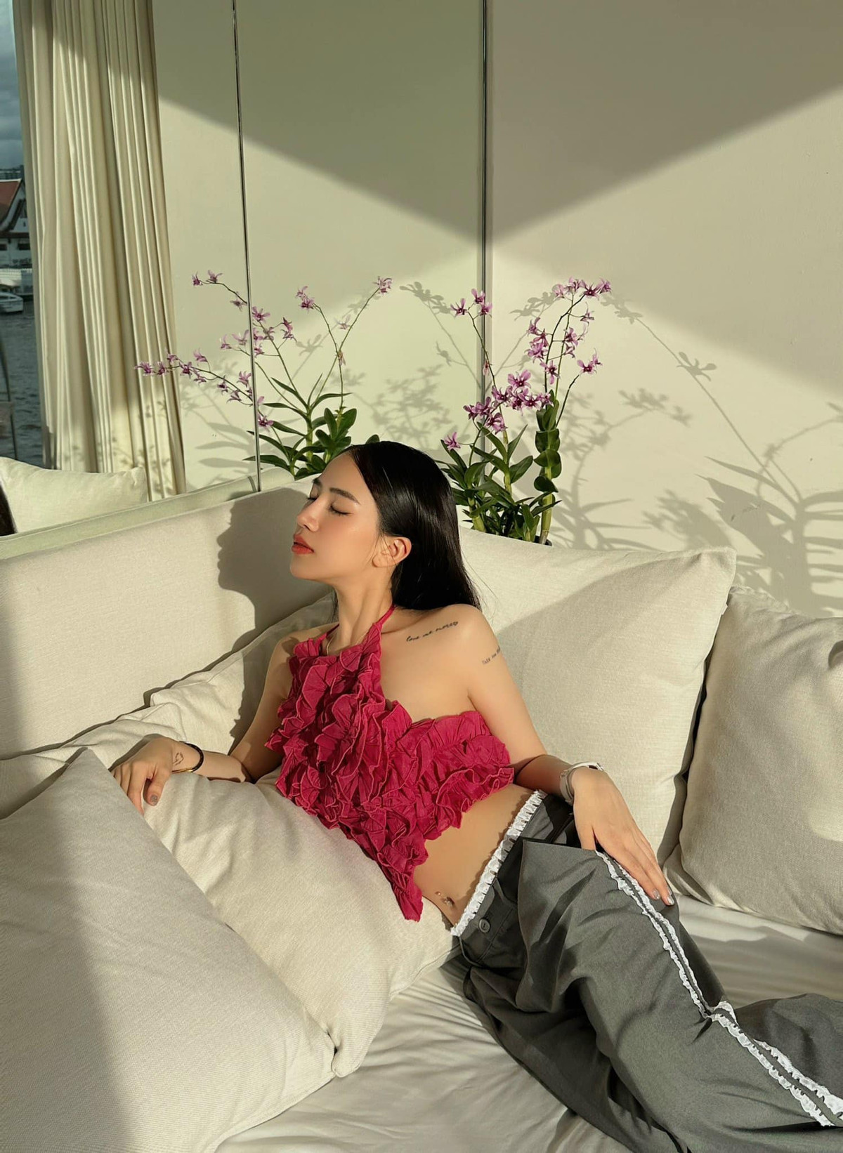 Còn trẻ nhưng con gái Minh Nhựa đã nổi tiếng với lối sống sang chảnh, thường xuyên mua đồ hiệu, không ngại chi tiền đi du lịch nước ngoài...