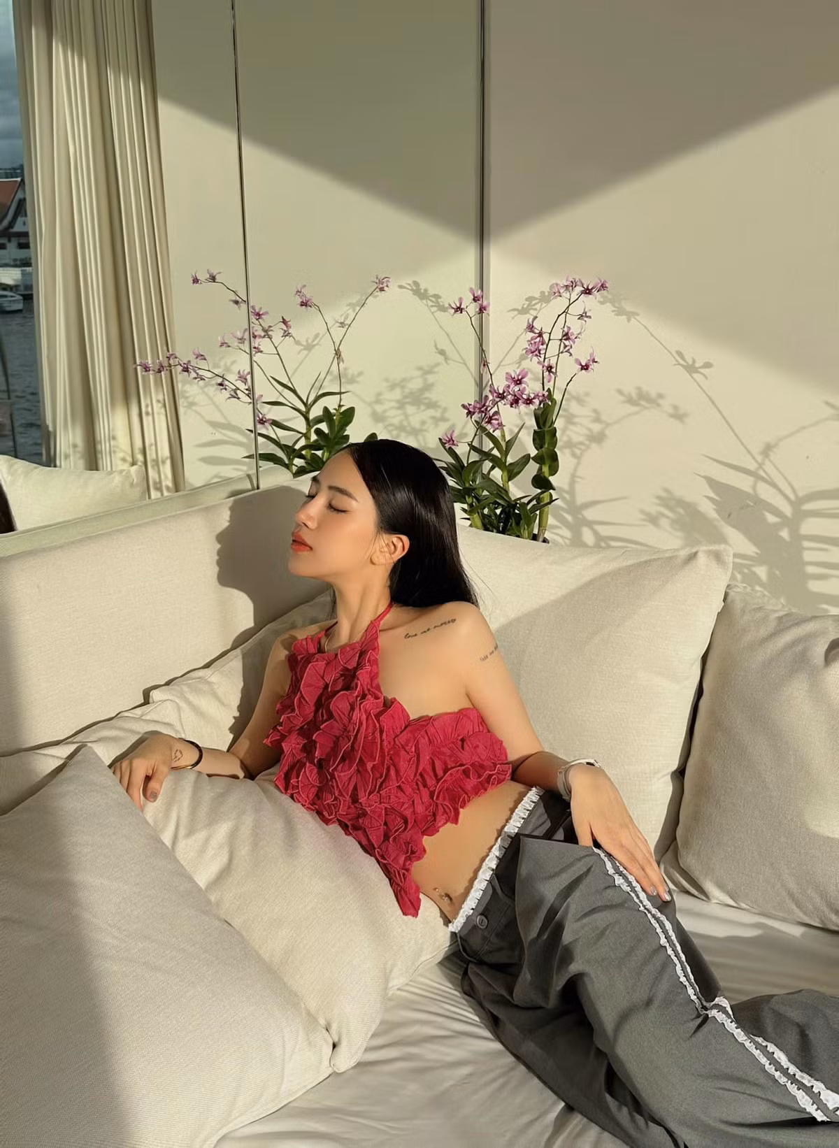 Còn trẻ nhưng con gái Minh Nhựa đã nổi tiếng với lối sống sang chảnh, thường xuyên mua đồ hiệu, không ngại chi tiền đi du lịch nước ngoài...