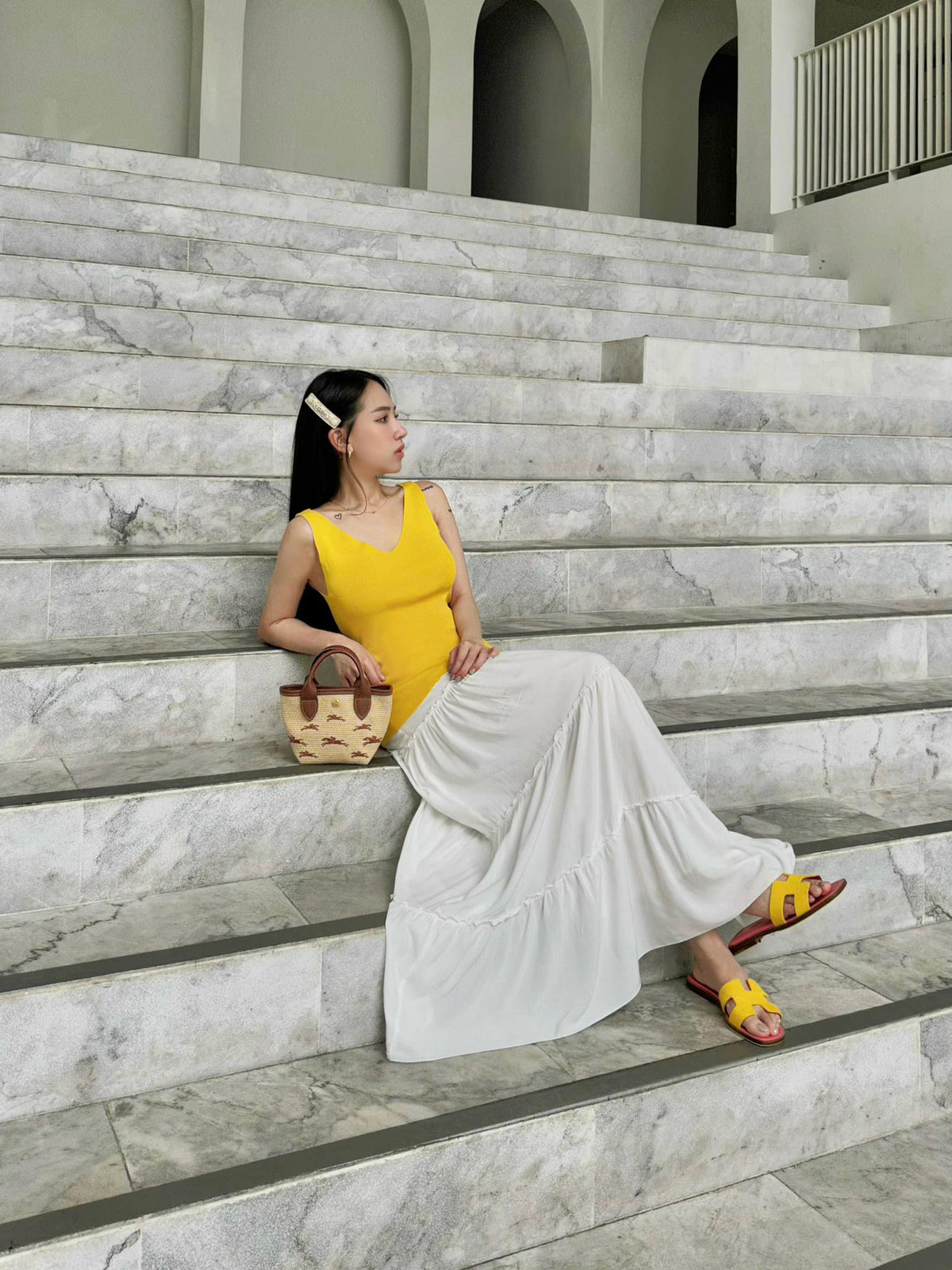 Ngoài những món đồ thuộc các thương hiệu bình dân, cô còn sở hữu nhiều phụ kiện hàng hiệu giá trị thuộc các thương hiệu lớn trên thế giới như Prada, Chanel, Gucci...