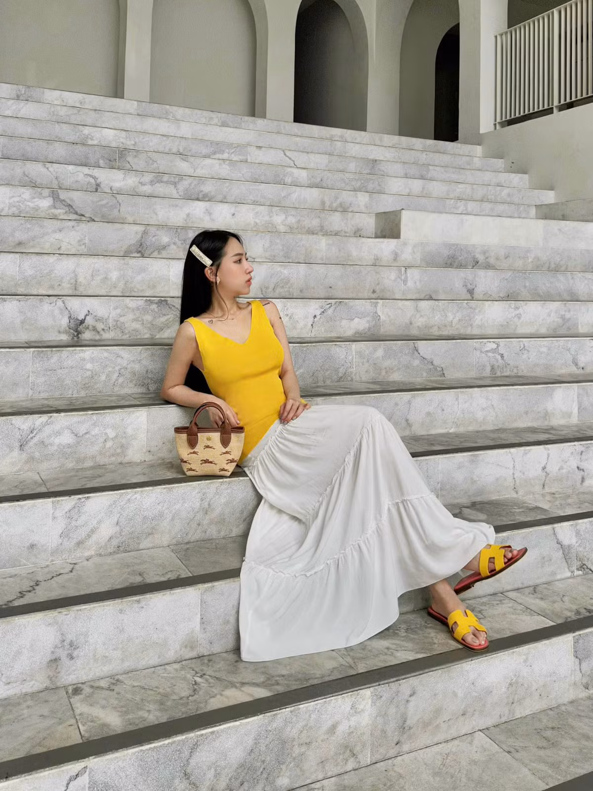 Ngoài những món đồ thuộc các thương hiệu bình dân, cô còn sở hữu nhiều phụ kiện hàng hiệu giá trị thuộc các thương hiệu lớn trên thế giới như Prada, Chanel, Gucci...