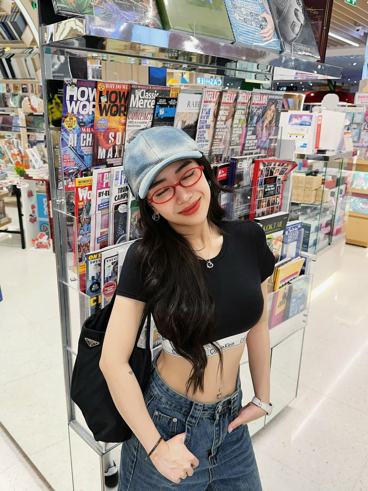 Trên trang cá nhân, cô tích cực đăng tải các bức ảnh khoe eo thon trong những thiết kế áo táo bạo.