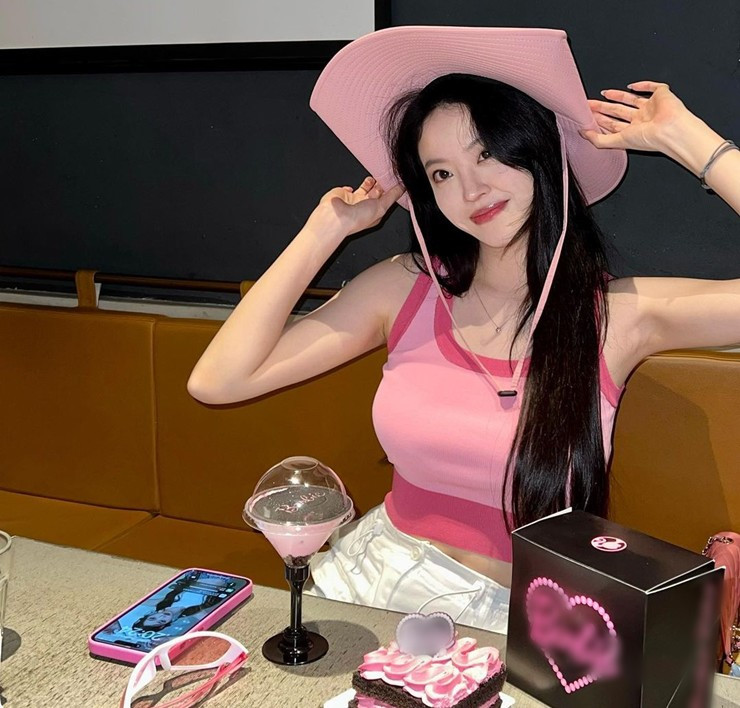 Nhiều người hâm mộ bình luận cho rằng vị tiểu thư này ngày càng diện gợi cảm.