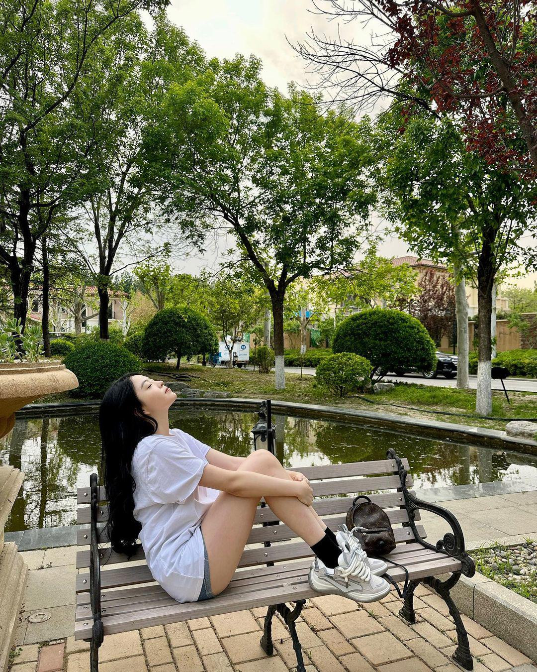 Bên cạnh những bình luận khen ngợi sắc vóc ở tuổi 25, thì cũng có không bình luận đánh giá cao gu chọn váy áo gợi cảm trong chừng mực của mỹ nhân này.