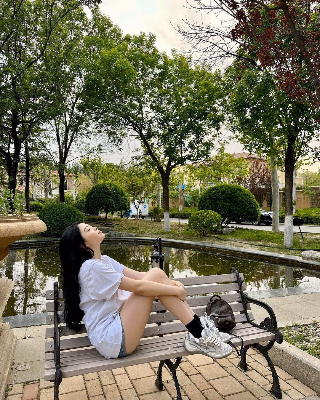 Bên cạnh những bình luận khen ngợi sắc vóc ở tuổi 25, thì cũng có không bình luận đánh giá cao gu chọn váy áo gợi cảm trong chừng mực của mỹ nhân này.