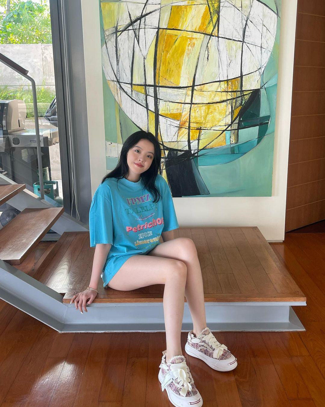 Đại tiểu thư luôn biết cách kết hợp trang phục nửa kín nửa hở hoặc tạo dáng khéo léo để tránh gây phản cảm.