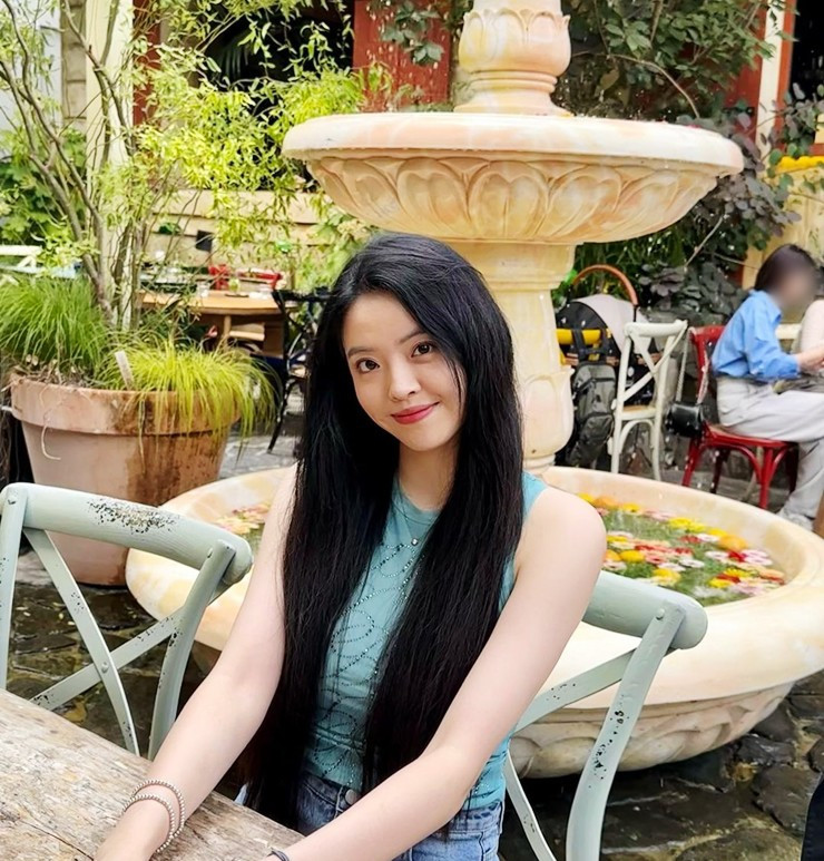 Nếu như trước đây, Vương Văn Dã ưa style cá tính, trẻ trung thì thời gian gần đây, người đẹp này thường xuyên diện những mẫu váy dây, trễ vai hay cúp ngực,....