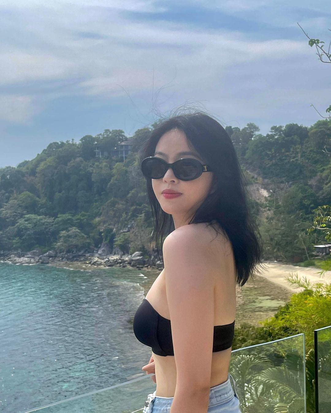 Ước tính, tài sản mà ái nữ thừa kế từ người cha lên đến 5,5 tỷ NDT (khoảng 20.000 tỷ đồng), từ đó Vương Văn Dã được gọi là " hot girl 20.000 tỷ".