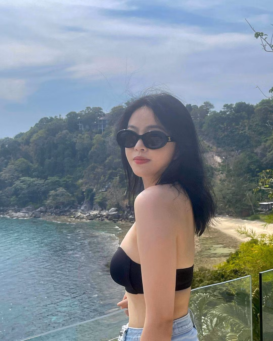 Ước tính, tài sản mà ái nữ thừa kế từ người cha lên đến 5,5 tỷ NDT (khoảng 20.000 tỷ đồng), từ đó Vương Văn Dã được gọi là " hot girl 20.000 tỷ".