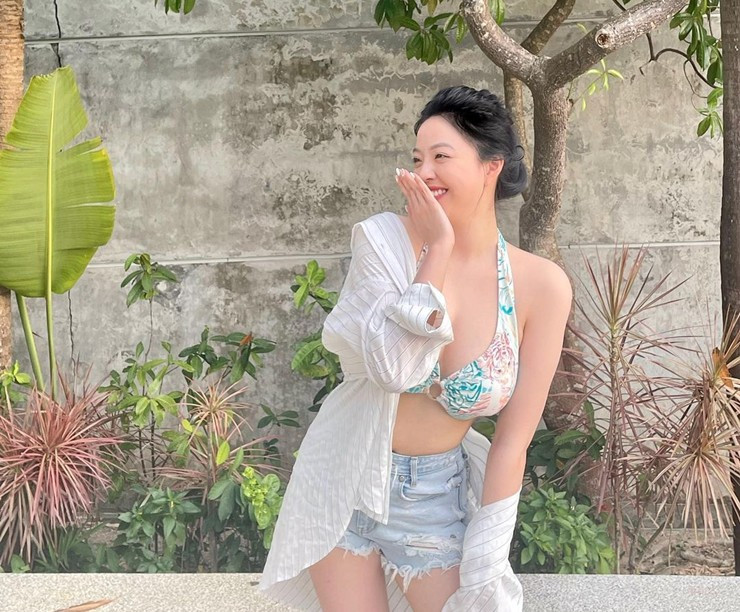 “Hot girl 20.000 tỷ” xinh đẹp, cứ gợi cảm là gây sốt MXH “Hot girl 20.000 ty” xinh dep, cu goi cam la gay sot MXH