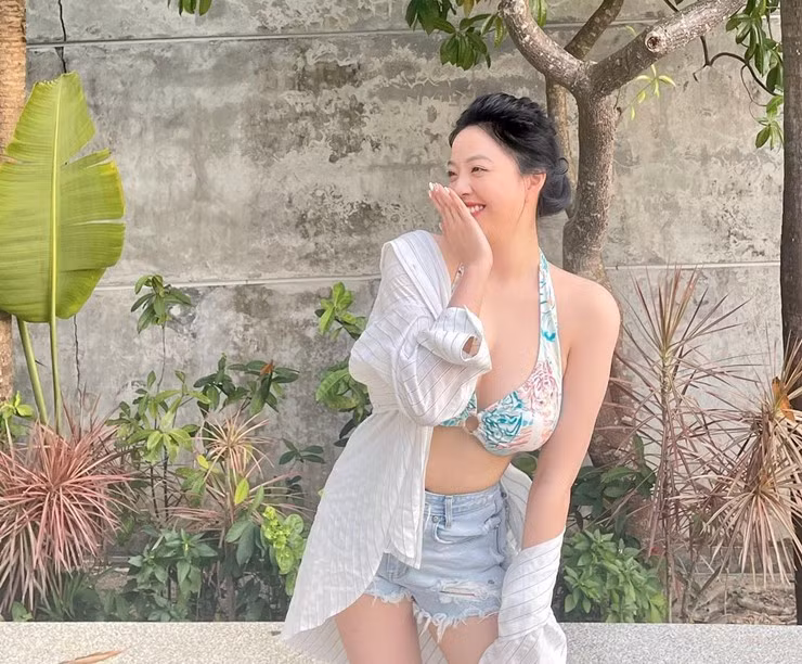 “Hot girl 20.000 tỷ” xinh đẹp, cứ gợi cảm là gây sốt MXH “Hot girl 20.000 ty” xinh dep, cu goi cam la gay sot MXH