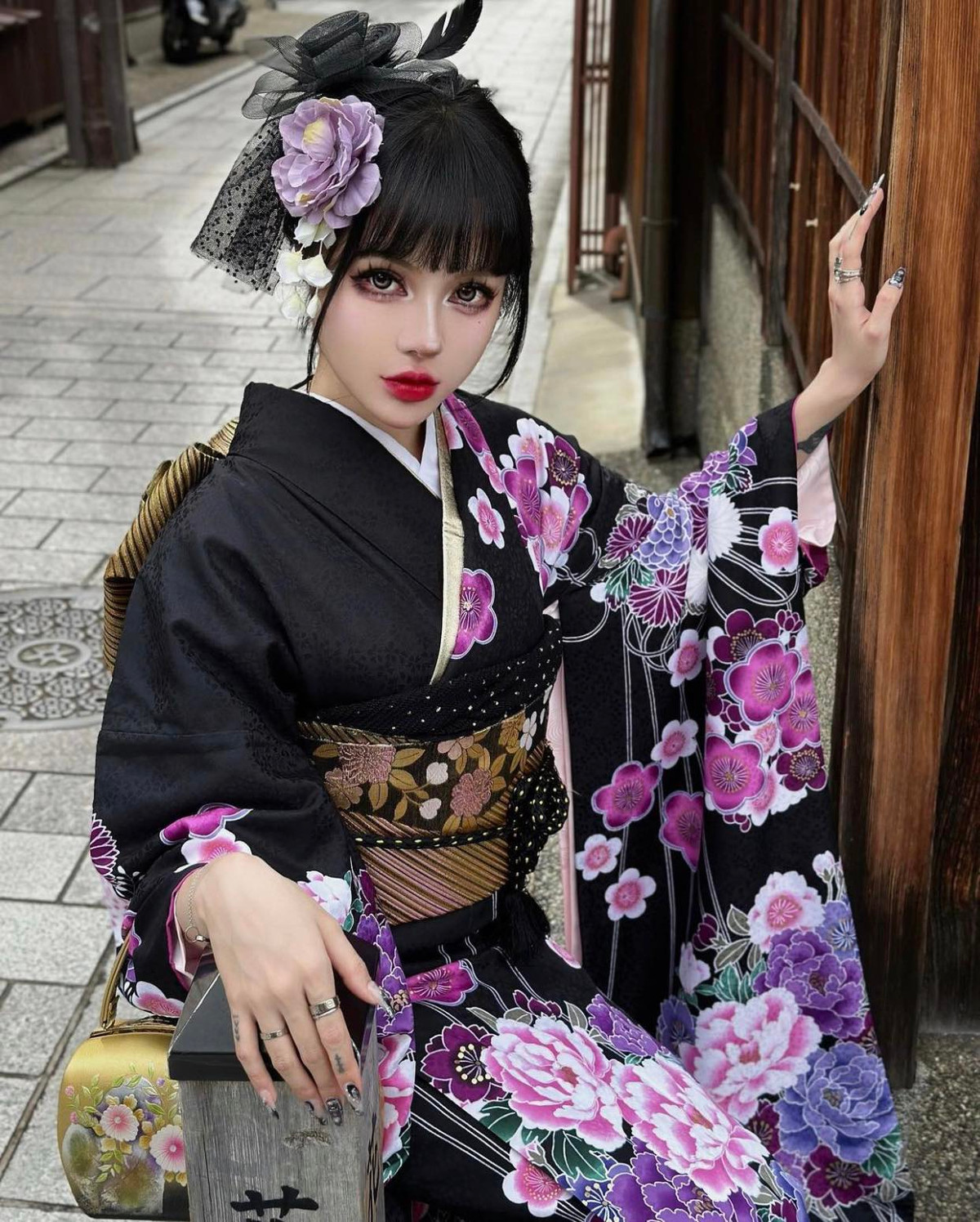 Gái xinh theo đuổi phong cách cosplay khá dị với lớp trang điểm đậm nên gần như chẳng ai có thể nhìn ra được gương mặt thật của cô nàng.