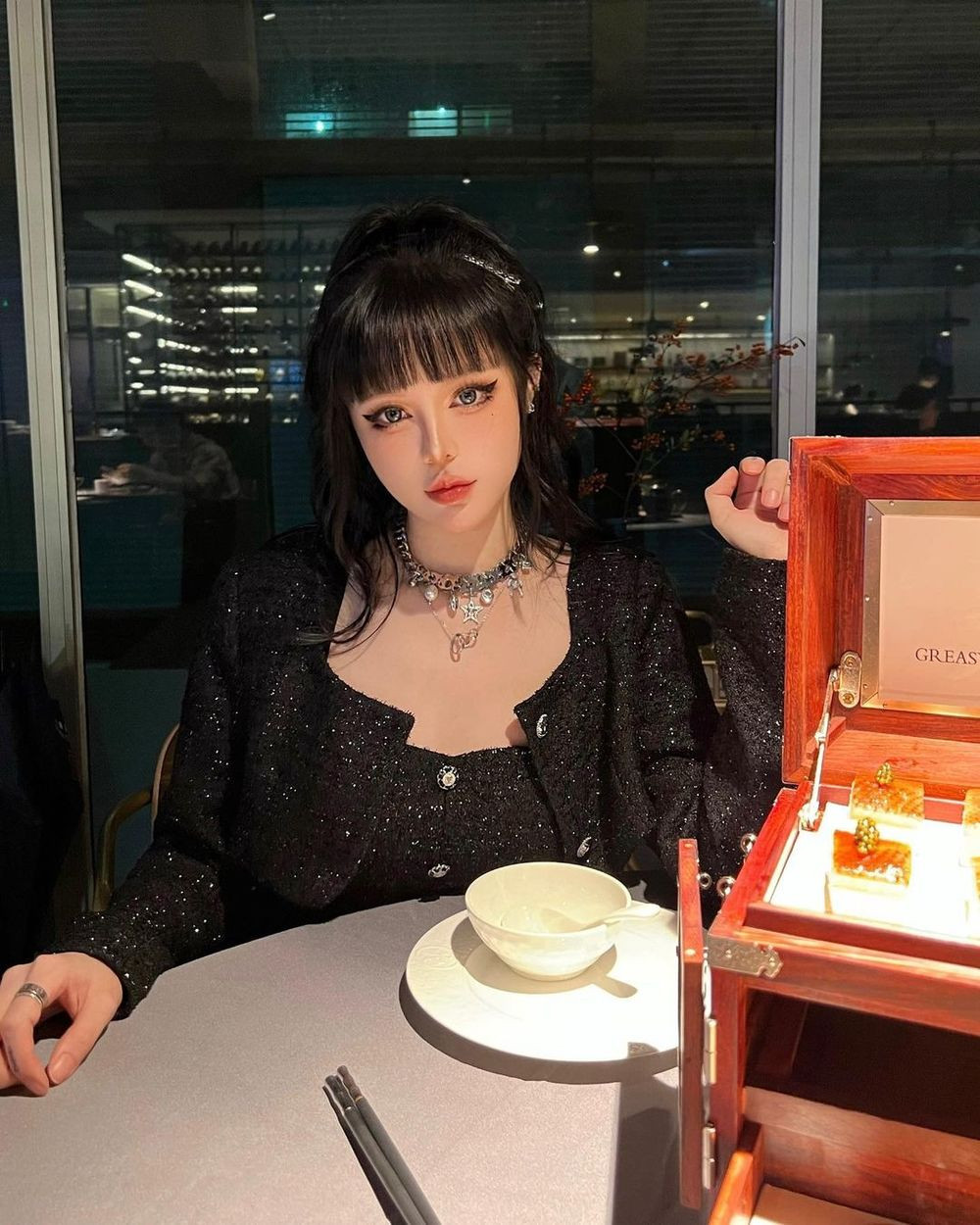 Cô còn được nhiều người khen ngợi vì nhan sắc hầu như không bị thời gian ảnh hưởng mà vẫn rất trẻ trung xinh đẹp.