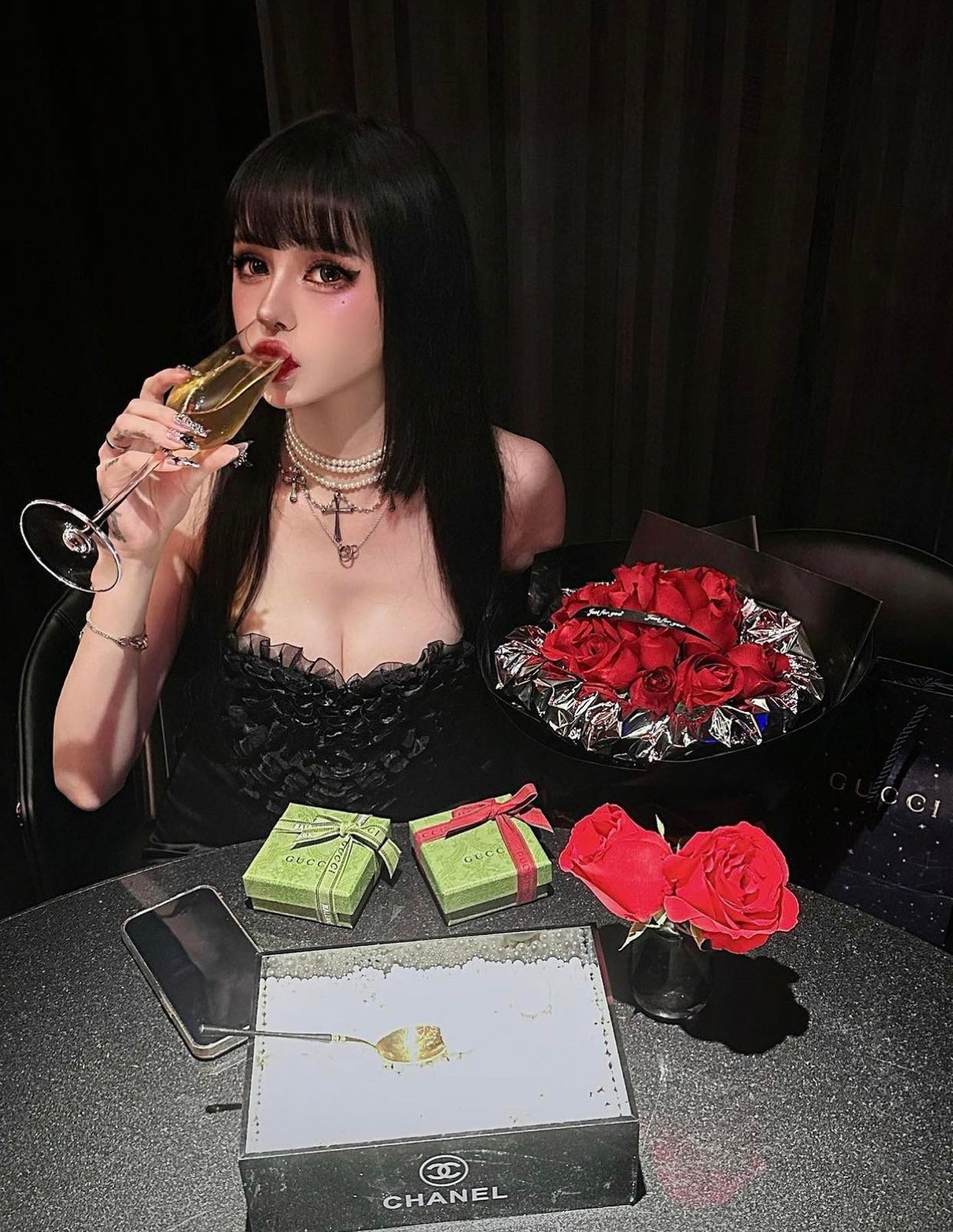 Có thể nhận thấy Kina Shen luôn nhấn nhá vào đôi mắt với lông mi dài, kẻ mắt nhiều lớp đồng thời cũng chú ý đánh khối sáng nổi bật ở sống mũi.