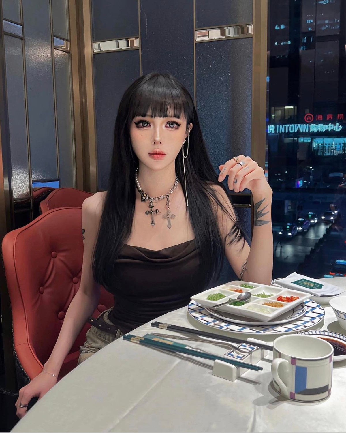 Nhiều người nhận xét rằng, cô có nét gì đó đầy bí ẩn lại thu hút một cách lạ kỳ.