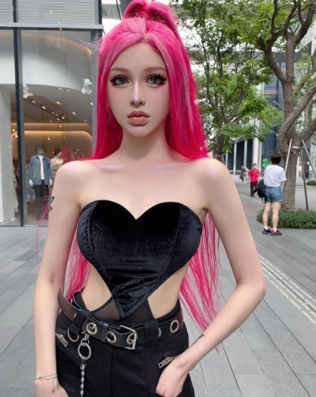 Ngoài những bức ảnh cosplay với lớp trang điểm đậm và dày, các hoạt động thường ngày của cô cũng rất được chú ý, đều nhận về lượng tương tác cao khi chia sẻ.