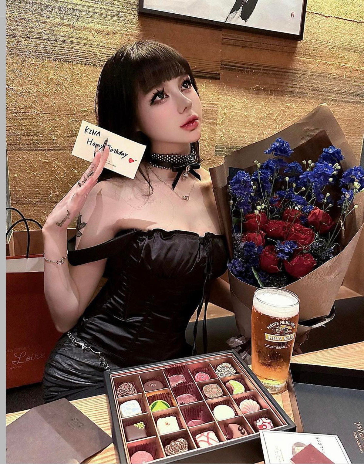 Song ít ai biết được mặt mộc của cô nàng lại vô cùng xinh xắn, mang đậm nét đẹp Á Đông. Kina rất hiếm khi để lộ khuôn mặt không son phấn nhưng dù vậy vẫn gây ấn tượng mạnh.