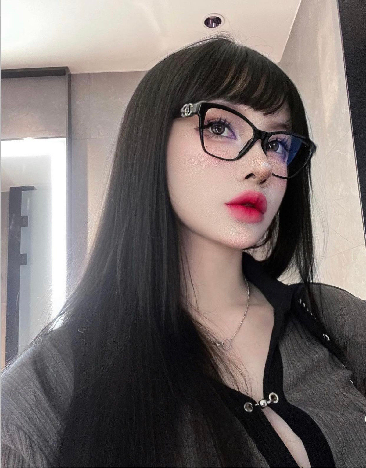 Kina Shen cũng được dân mạng mệnh danh là nàng "búp bê sống" nhờ lối trang điểm đậm này.