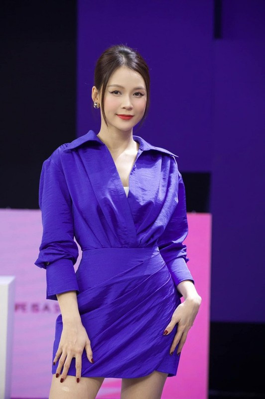 Sở hữu vóc dáng mảnh mai, body cân đối và nhỏ nhắn nên hot girl Sài thành thường ưu ái những chiếc đầm ngắn.