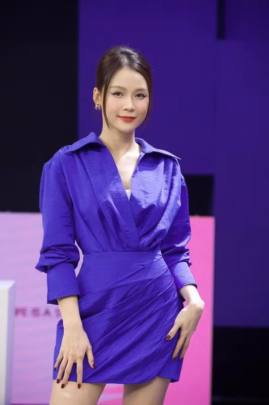 Sở hữu vóc dáng mảnh mai, body cân đối và nhỏ nhắn nên hot girl Sài thành thường ưu ái những chiếc đầm ngắn.