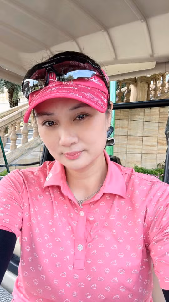 Phạm Thị Kim Huệ từng là vận động viên bóng chuyền nổi tiếng ở Việt Nam. Cô từng dành được giải “ Hoa khôi bóng chuyền VTV Cup 2004" và nhiều lần được bầu là hoa khôi của các giải đấu quốc tế được tổ chức tại Việt Nam.