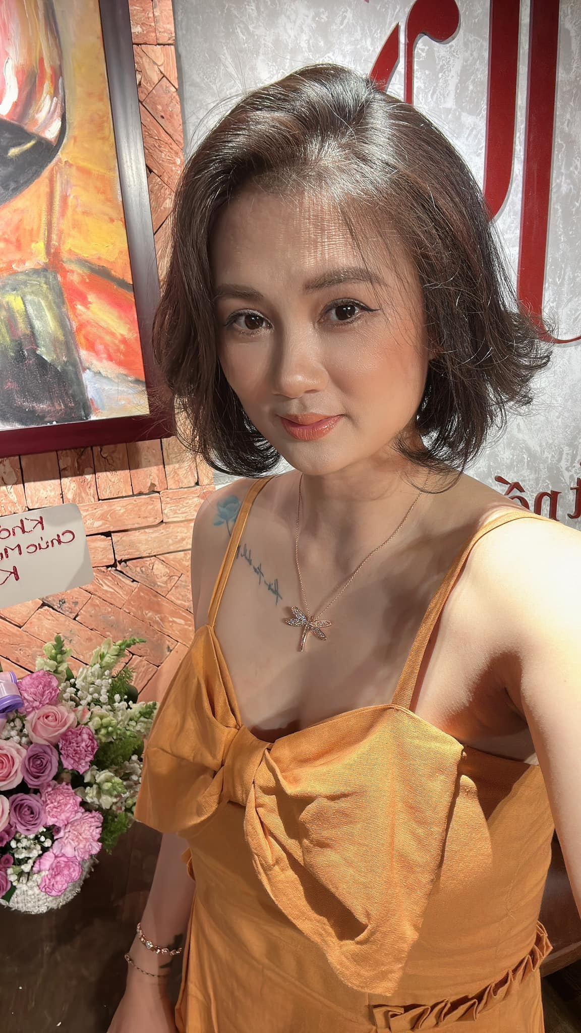 Việc xuất sắc có được tấm bằng thạc sĩ ở độ tuổi tứ tuần này khiến không ít người hâm mộ phải trầm trồ ngưỡng mộ cô.