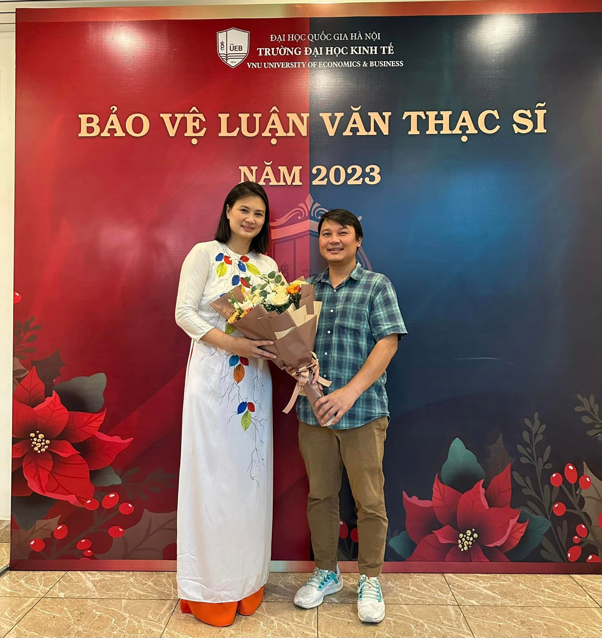 Cụ thể, Phạm Thị Kim Huệ viết: "Bạn luôn xứng đáng với những gì bạn đạt được. Chúc mừng bạn đã vượt qua kỳ thi và thành công rực rỡ. Cảm ơn tất cả các thầy cô và tập thể lớp QLKT 2 đã đồng hành và giúp đỡ trong thời gian qua!".