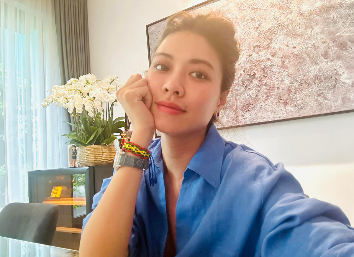 Có người còn nhận xét cô lão hóa ngược vì trông còn đẹp hơn, cuốn hút hơn so với 17 năm trước.