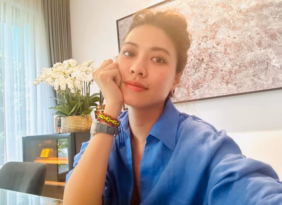 Có người còn nhận xét cô lão hóa ngược vì trông còn đẹp hơn, cuốn hút hơn so với 17 năm trước.