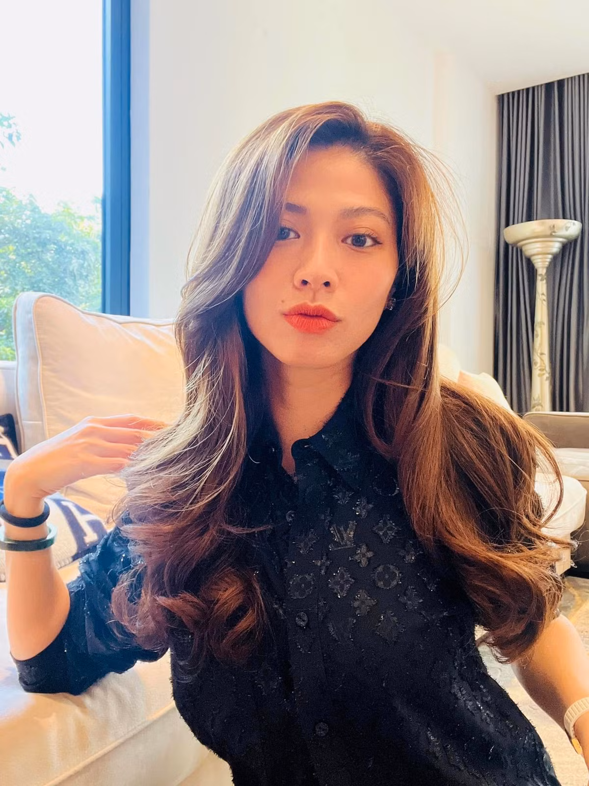 Sau nhiều năm làm việc tại VTV, với sự thông minh, linh hoạt và khả năng chuyên môn vững vàng, Ngọc Trinh được đánh giá cao về nghiệp vụ. Ảnh: FBNV