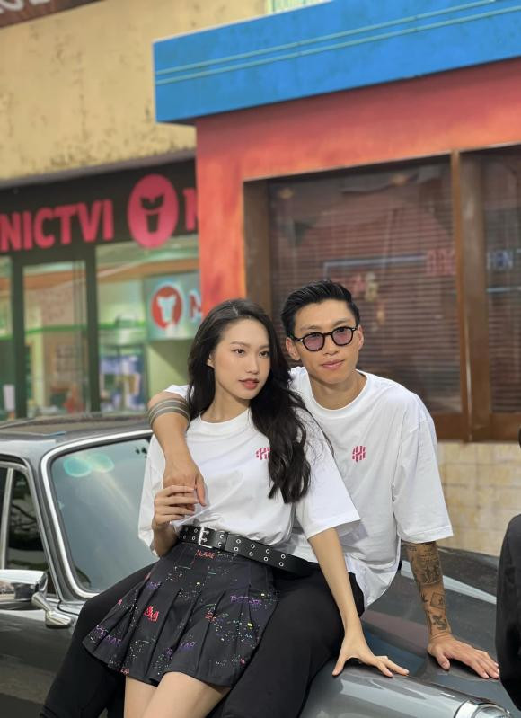 Trước thắc mắc của khán giả, Doãn Hải My cho biết vì cô bận bịu nên không cập nhật cuộc sống thường xuyên như trước đây. Bên cạnh đó, người đẹp khẳng định cuộc sống vẫn vui vẻ, hạnh phúc.